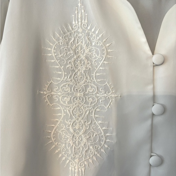 Vintage White Blouse with front Detailing and adorable white buttons ๐ - Picture 2 of 7